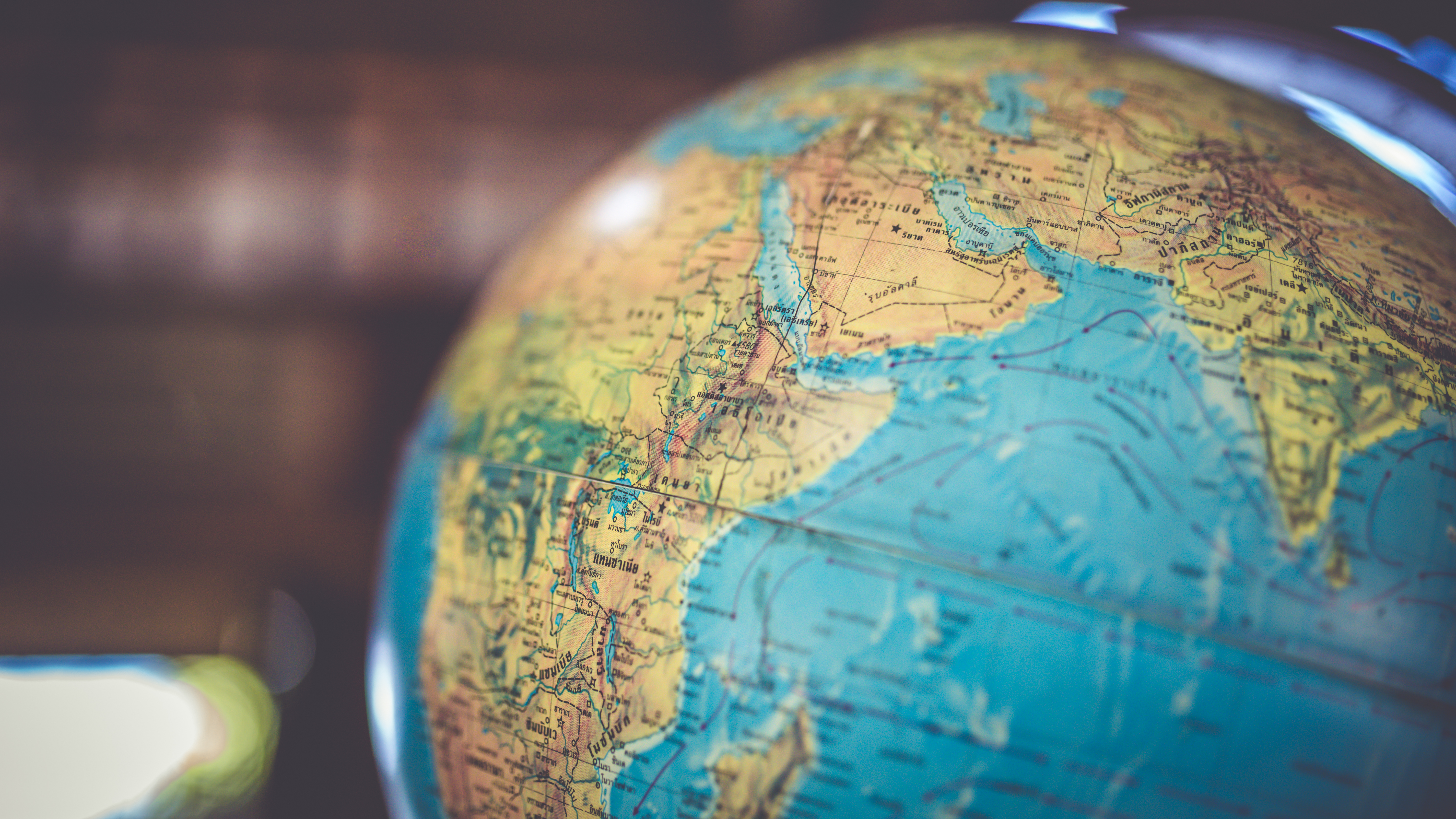 Na globusu se vidi geografija većeg dela Afrike, južne Azije od Turske do Indije, i najveći deo Indijskog okeana.
