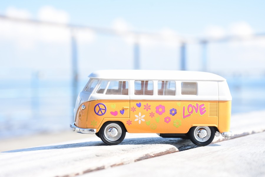 Miniatúrny žlto-biely minibus so symbolom mieru, kvetinami a nápisom LOVE