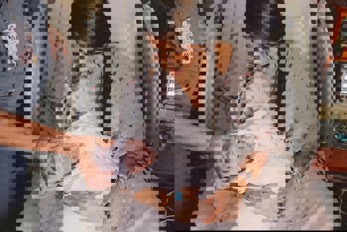 Imagine cu o mamă ținând în brațe un nou născut