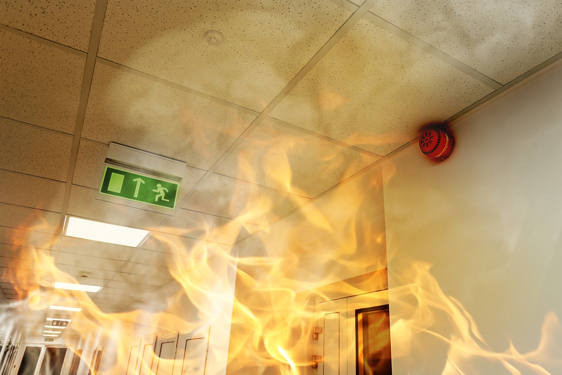 Vatra gori u praznom holu objekta u kome se nalaze signalizacija za evakuaciju u slučaju požara i više izlaza.