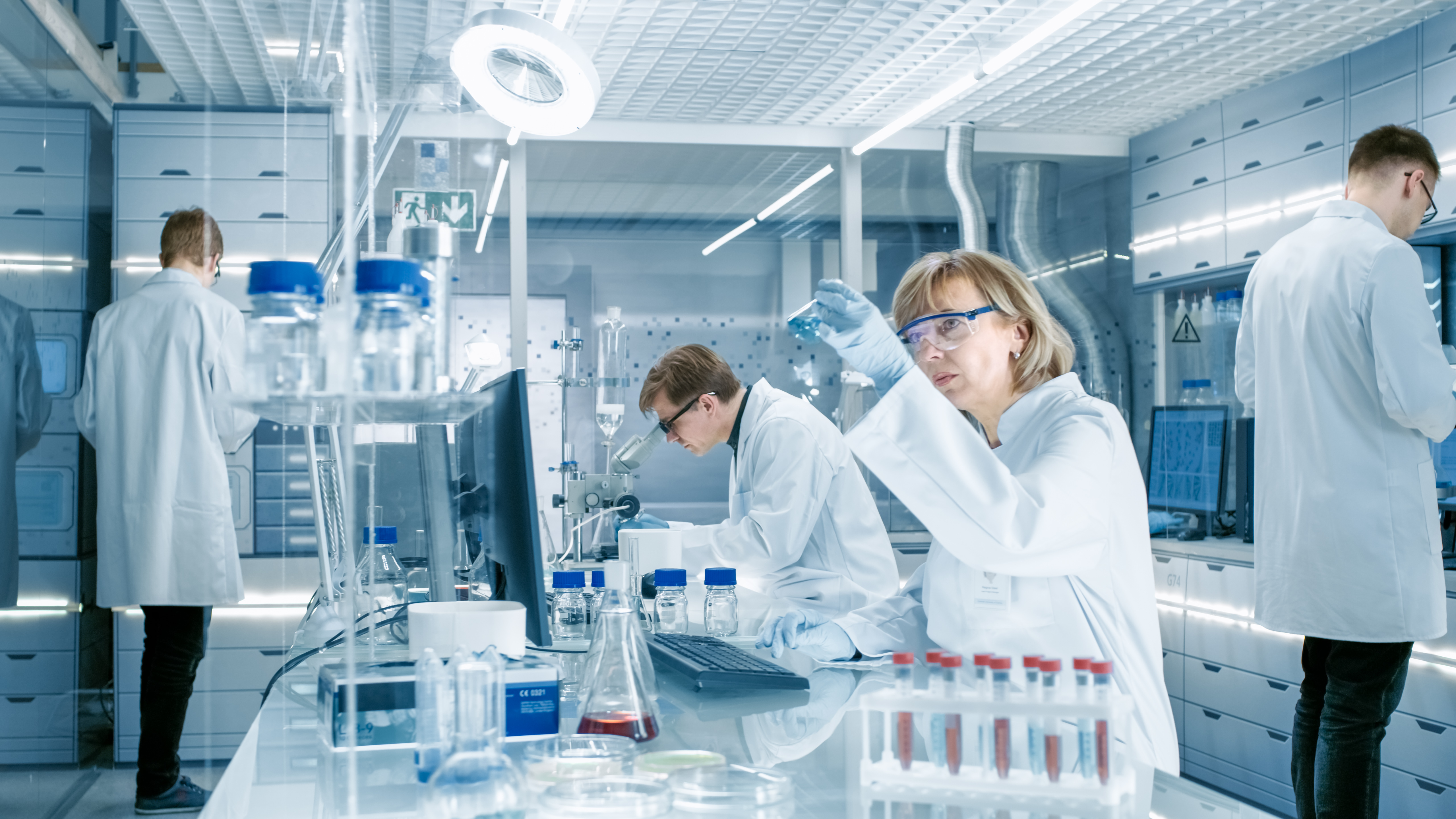 Pracovníci v laboratóriu robia výskum