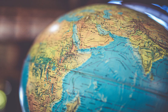 Globus prikazuje dobar deo Afrike, južni deo Azije zapadno od Indije i Indijski okean, sa planinama i ostalim predelima.