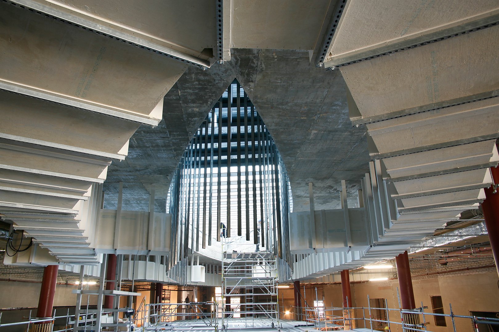 Slika nedokončane notranjosti med procesom gradnje v City Palais, v kateri so še postavljeni gradbeni odri in nedokončane konstrukcije.   