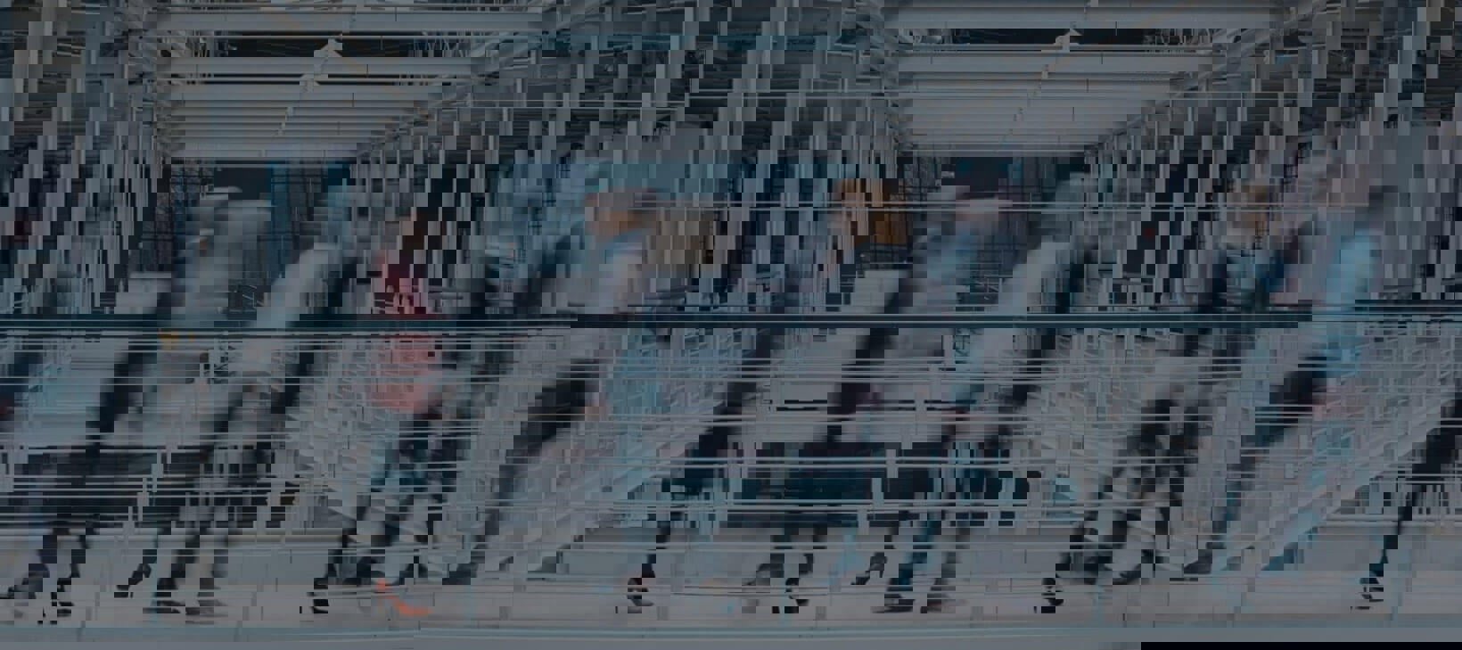 Zamagljena slika obrisa ljudi u poslovnoj zgradi.