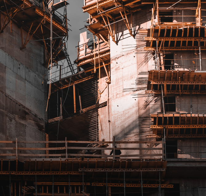 Magas épület építkezési állványokkal