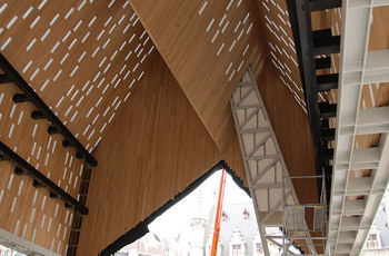 Slika unutrašnjosti krova od drvenih elemenata i crno-bijele konstrukcije.