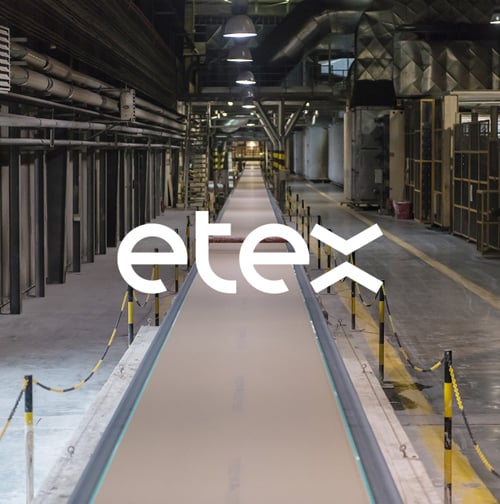 Logo Etex na výrobnej linke v priemyselnej hale