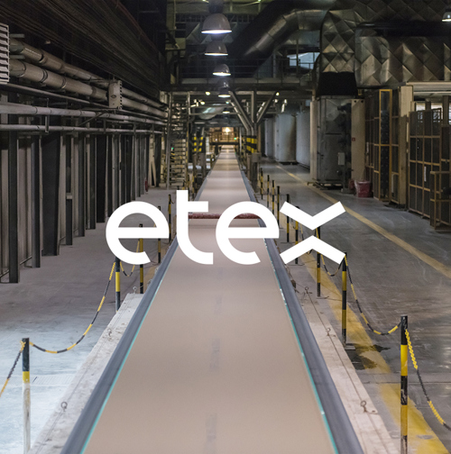 Napis ETEX nad fotografijo industrijskega obrata z zavarovanim proizvodnim trakom.