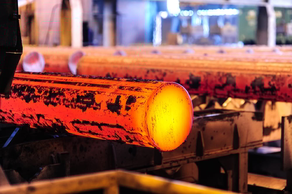 Glühende Stahlrohre im Industrieofen mit Hochtemperaturdämmung von Promat