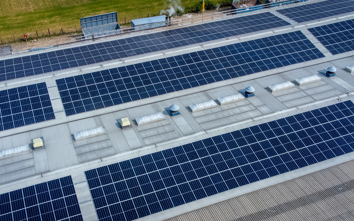 Nuovi pannelli solari installati sul tetto dello fabbrica di Filago