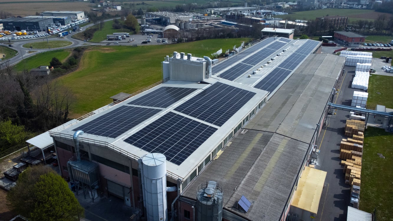 Nuovi pannelli solari installati sul tetto dello fabbrica di Filago