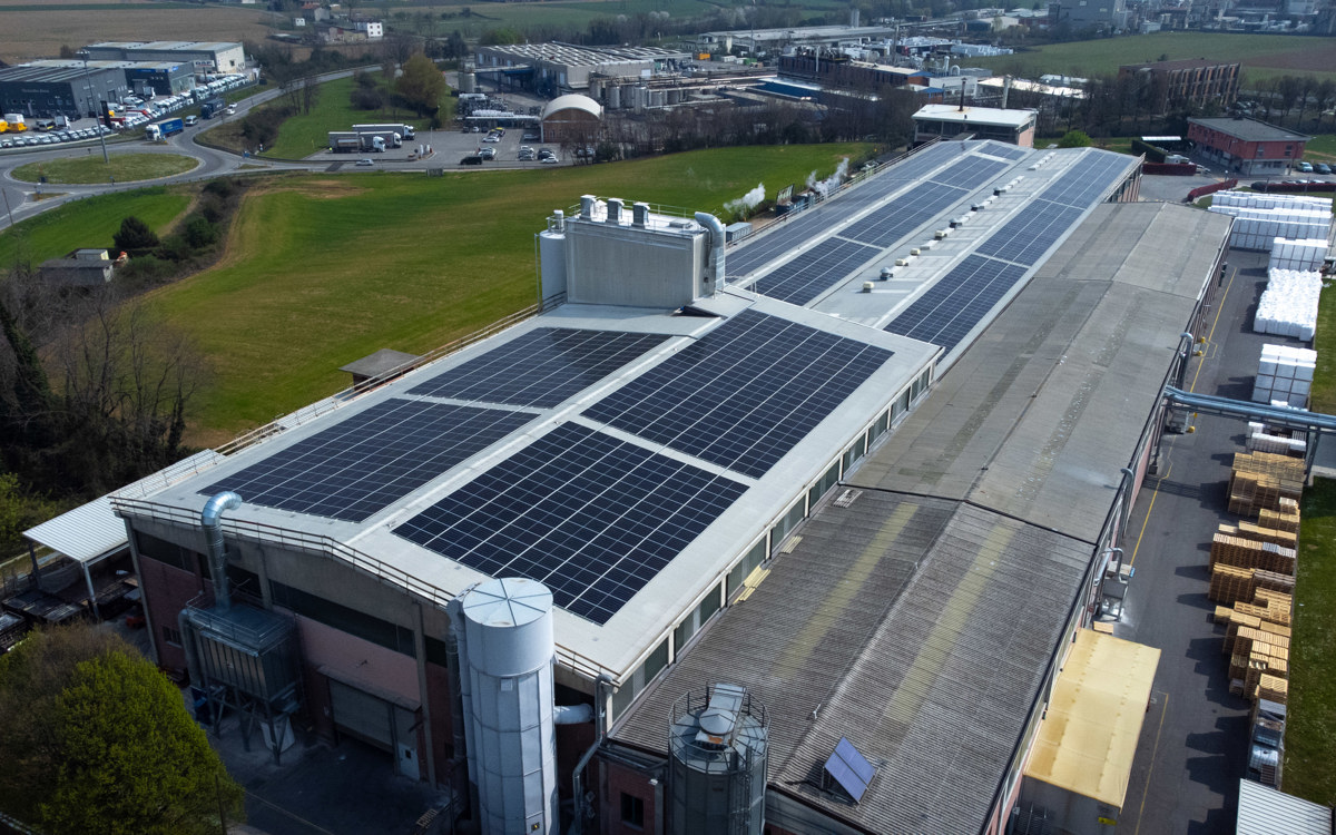Nuovi pannelli solari installati sul tetto dello fabbrica di Filago